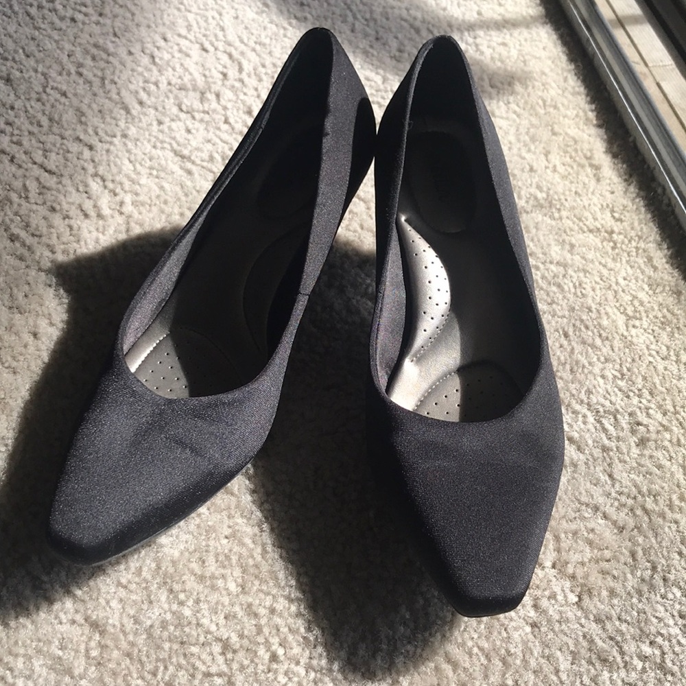Black kitten heels